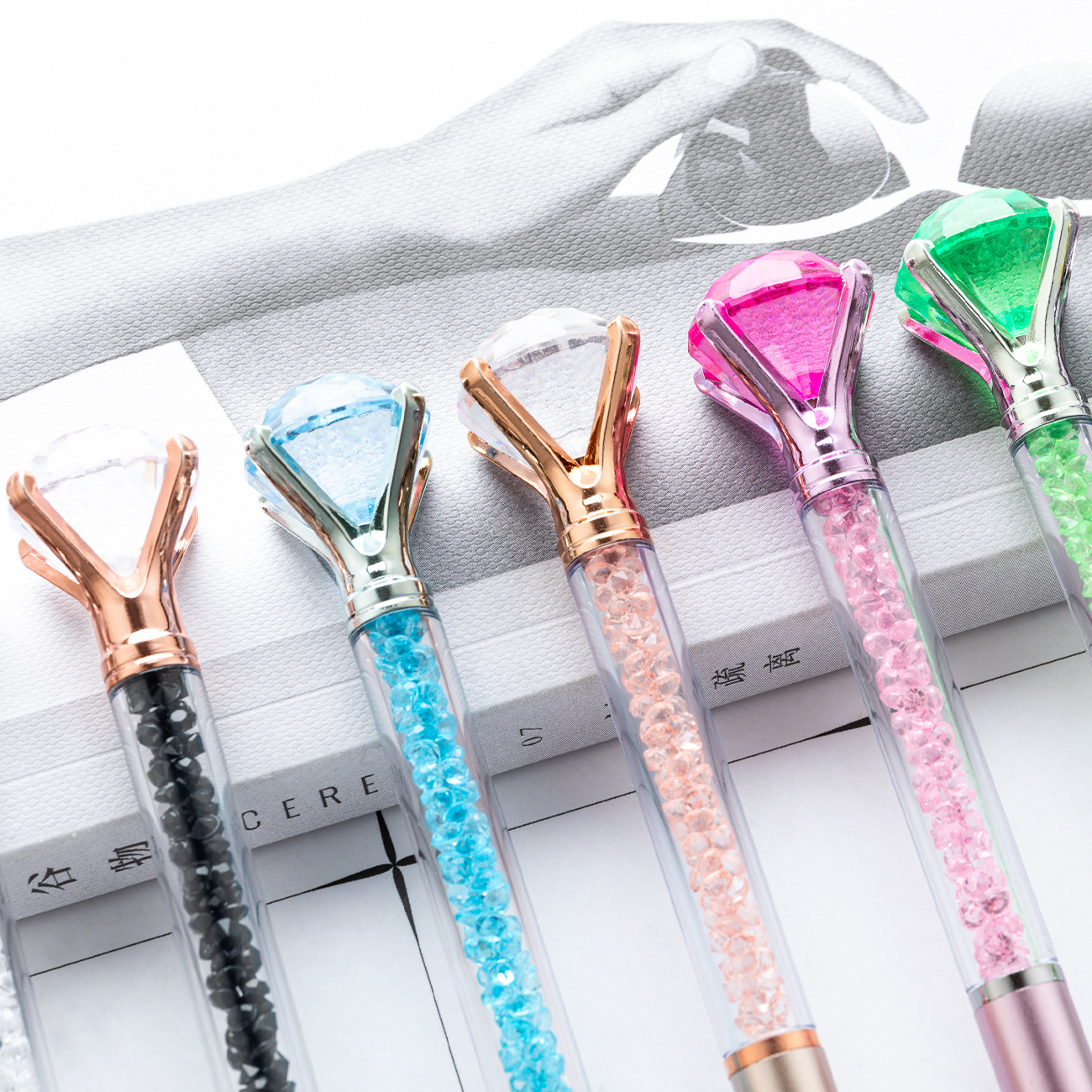 Customized New Plastic Diamond Pen Office Student Writing Stationery Oil Crystal Ballpoint Pen 